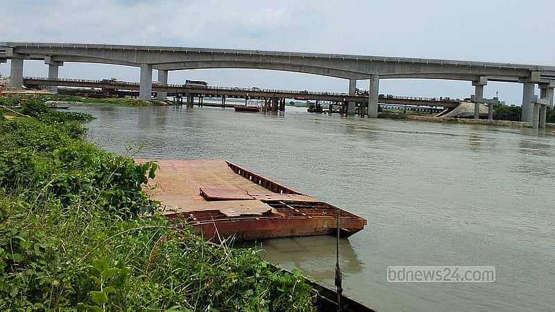 তুরাগ নদের তীরে আশুলিয়া বাজারের পাশে গরুর হাটের কাছে পন্টুন।