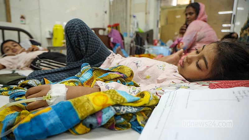 ডেঙ্গু আক্রান্ত এক শিশু চিকিৎসা নিচ্ছে শহীদ সোহরাওয়ার্দী মেডিকেল কলেজ হাসপাতালে