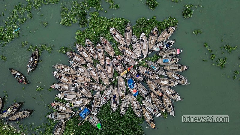 বুড়িগঙ্গায় অসংখ্য ডিঙি নৌকা দুই পাড়ের মানুষের চলাচলের মূল মাধ্যম