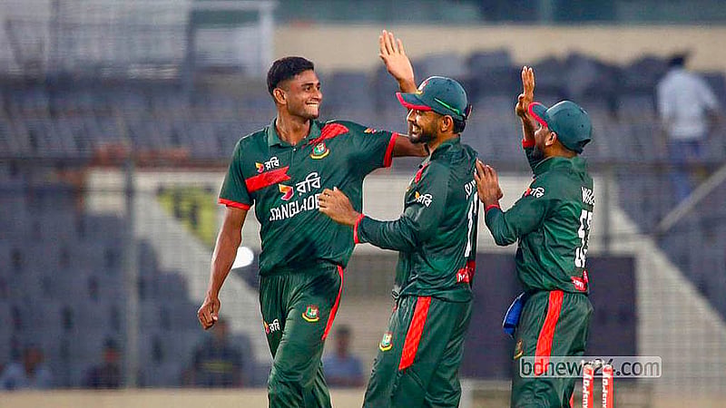 অস্ট্রেলিয়ার সঙ্গে ওয়ানডেতে উইকেট নেওয়ার পর নাহিদ রানার উদযাপন। ৩ ম্যাচের সিরিজের প্রথম ম্যাচে বাংলাদেশ জয় পেল ৮৬ রানে