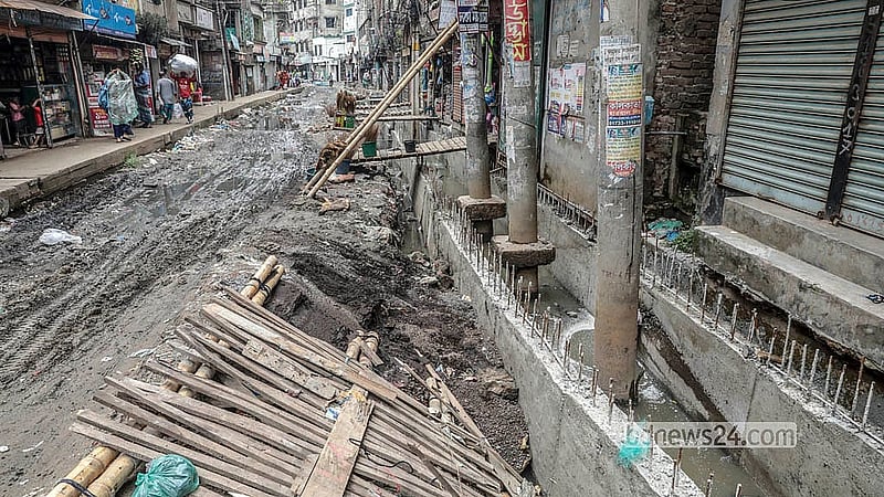 রাজধানীর শ্যামপুর উত্তর জুরাইন পাইপ রাস্তায় ড্রেনের সংস্কার কাজ ধীরগতিতে চলায় ঝুঁকিপূর্ণ অবস্থায় রয়েছে বিদ্যুতের বেশ কয়েকটি খুঁটি