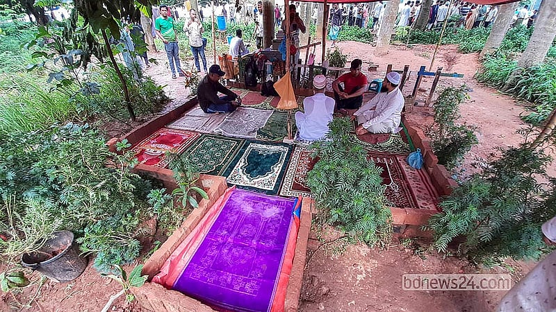 সোহরাওয়ার্দী উদ্যানের ভেতরে মসজিদ তৈরিতে নামাজের জায়গা বানিয়েছেন ‘রাজিব শাহ’ নামে এ যুবক