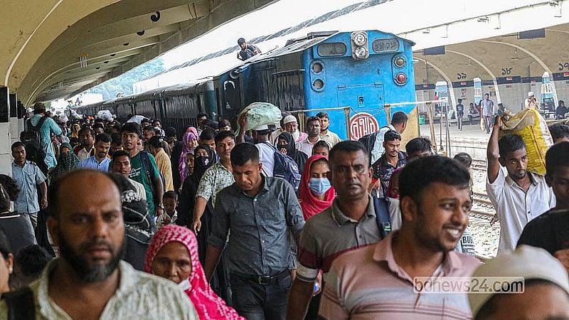 ঢাকার কমলাপুর রেলওয়ে স্টেশনে রোববার ঢাকামুখী যাত্রীদের চাপ ছিল বেশি। এদের বেশির ভাগই ঈদের ছুটি কাটিয়ে রাজধানীতে ফিরছেন।