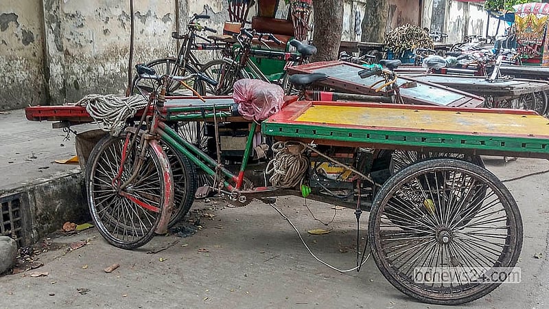 তেজগাঁও শিল্পাঞ্চল এলাকায় ফুটপাত দখল করে গড়ে ওঠা গ্যারেজে চার্জ দেওয়া হচ্ছে ব্যাটারির রিকশা ও ভ্যান