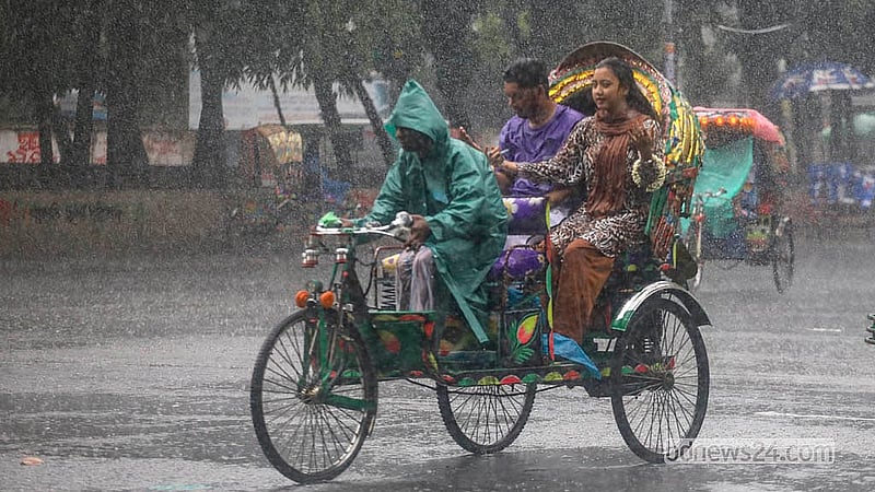 শুক্রবার থেমে থেমে দিনভর ঝরেছে। ঢাকা বিশ্ববিদ্যালয় এলাকা থেকে তোলা