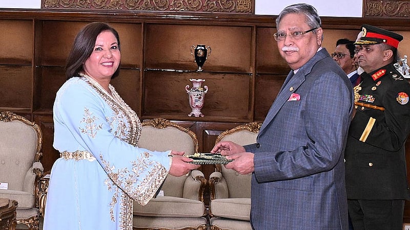 রাষ্ট্রপতি মো. সাহাবুদ্দিনের কাছে মঙ্গলবার পরিচয়পত্র পেশ করেন মরোক্কোর রাষ্ট্রদূত লাল্লা বুতাইনা এল কারদৌদি এল কৌলালি। ছবি: পিআইডি