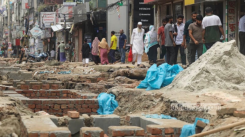 রাজধানীর দক্ষিণ বাসাবো এলাকায় খিলগাঁও-বাসাবো সড়কটি সংস্কারের কারণে এ পথে চলতে দুর্ভোগে পড়তে হয় পথচারীদের