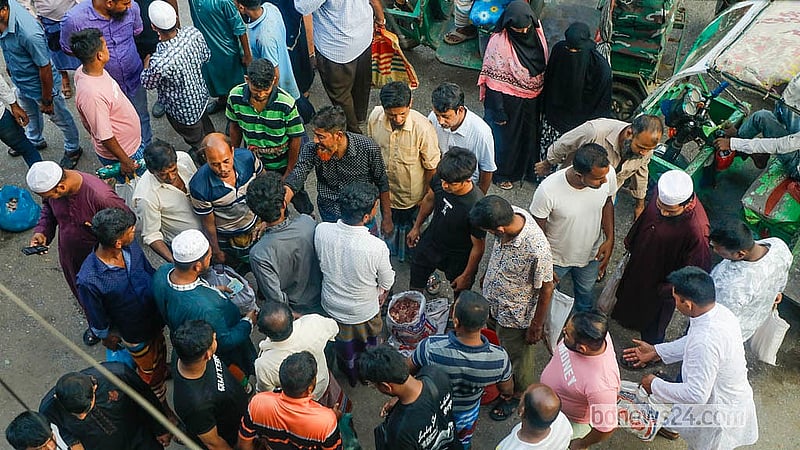 কোনো কোনো অস্থায়ী বাজারে মাংস হাতবদলও হয় দুই দফা। প্রথমে নিম্ন আয়ের মানুষের কাছ থেকে কম দামে কেনেন কিছু মৌসুমি ব্যবসায়ী। পরে তারা বাড়তি লাভে বিক্রি করেন সাধারণ ক্রেতা কিংবা হোটেল ব্যবসায়ীদের কাছে। পুরান ঢাকার নয়াবাজার এলাকাতেও বৃহস্পতিবার এমন অস্থায়ী বাজার বসেছিল
