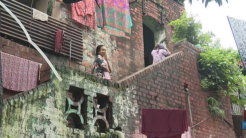 চার প্রজন্মের বসবাস আর হাজারো স্মৃতির ঠিকানা; উচ্ছেদের নোটিশে যেকোনো মুহূর্তে গুঁড়িয়ে যাওয়ার অপেক্ষায় হরিজনদের এই ঠিকানা।