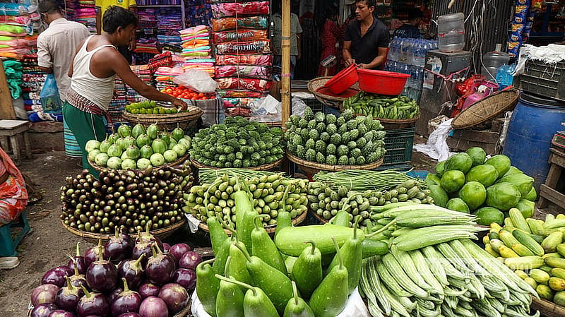 রাজধানীর কারওয়ান বাজারে প্রায় সব ধরনের সবজির দামই এখন স্বাভাবিক সময়ের তুলনায় বেশি। মঙ্গলবার কাঁকরোল বিক্রি হচ্ছে ৭০ টাকা কেজি দরে, করলা ১২০ টাকা, পটল ৭০ টাকা, ঢ্যাঁড়স ৮০ টাকা, টমেটো ১০০ টাকা, বরবটি ১২০ টাকা, মিষ্টি কুমড়া ৬০ টাকা, গাজর ১০০ টাকা, শসা ৭০ থেকে ৮০ টাকা, লাউ ১০০ টাকা এবং বেগুন ১২০ থেকে ১৫০ টাকা কেজি দরে