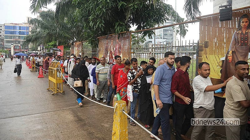 ট্যুরিস্ট ভিসা আবেদন জমা দিতে যমুনা ফিউচার পার্কের ভিসা কেন্দ্রের দীর্ঘ লাইনে দাঁড়িয়ে অপেক্ষা করছেন ভিসা প্রার্থীরা
