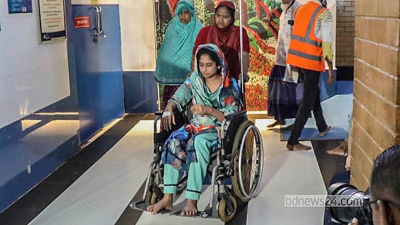 লাইসেন্স বাতিল হওয়ার পর শুক্রবার রাজধানীর মগবাজারের আদ-দ্বীন হাসপাতাল ছাড়ছেন চিকিৎসাধীন রোগীরা