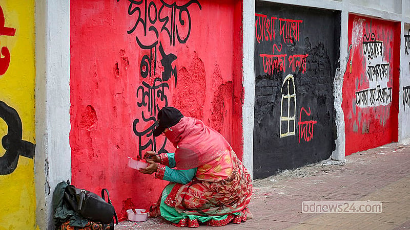 ঢাকা বিশ্ববিদ্যালয়ে জুলাই গণঅভ্যুত্থানের সময় আঁকা গ্রাফিতিগুলো নতুন করে রঙ করা হচ্ছে