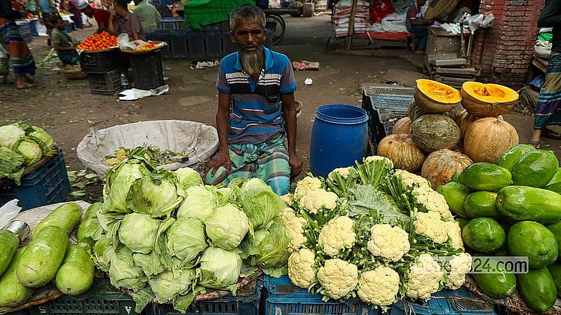 রাজধানীর কারওয়ান বাজারে প্রায় সব ধরনের সবজির দামই এখন স্বাভাবিক সময়ের তুলনায় বেশি। মঙ্গলবার কাঁকরোল বিক্রি হচ্ছে ৭০ টাকা কেজি দরে, করলা ১২০ টাকা, পটল ৭০ টাকা, ঢ্যাঁড়স ৮০ টাকা, টমেটো ১০০ টাকা, বরবটি ১২০ টাকা, মিষ্টি কুমড়া ৬০ টাকা, গাজর ১০০ টাকা, শসা ৭০ থেকে ৮০ টাকা, লাউ ১০০ টাকা এবং বেগুন ১২০ থেকে ১৫০ টাকা কেজি দরে