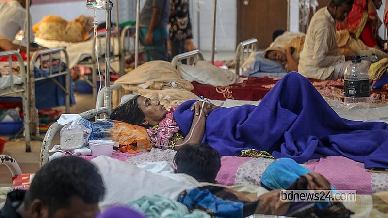 রাজধানীর মুগদা মেডিকেল কলেজ হাসপাতালে ডেঙ্গু আক্রান্ত রোগীর চাপ বাড়ছে। ছোটদের জন্য অষ্টম তলা, আর বড়দের জন্য ১১তলা
