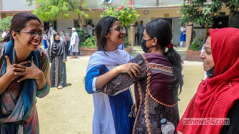 মতিঝিল আইডিয়াল স্কুল অ্যান্ড কলেজে সোমবার এসএসসি পরীক্ষায় সন্তানের সাফল্যে উচ্ছ্বসিত মারা
