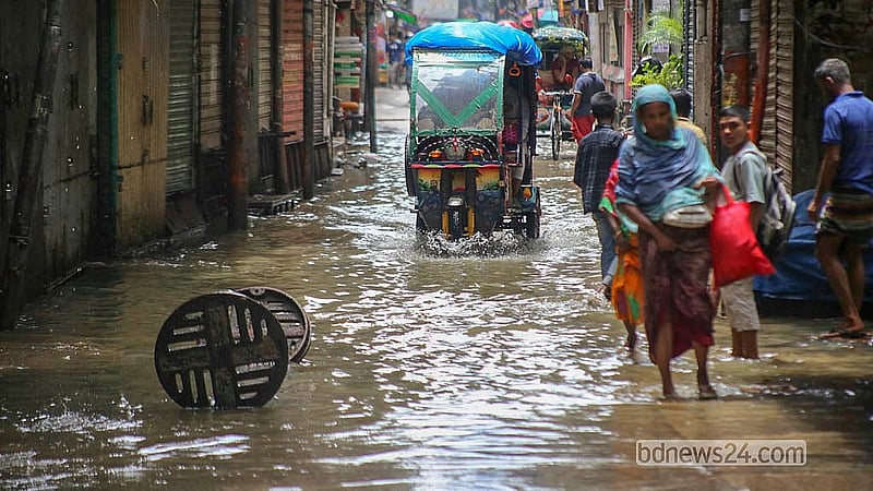 বৃষ্টির পানিতে তলিয়ে গেছে পুরান ঢাকার আলু বাজার এলাকার সব সড়ক।