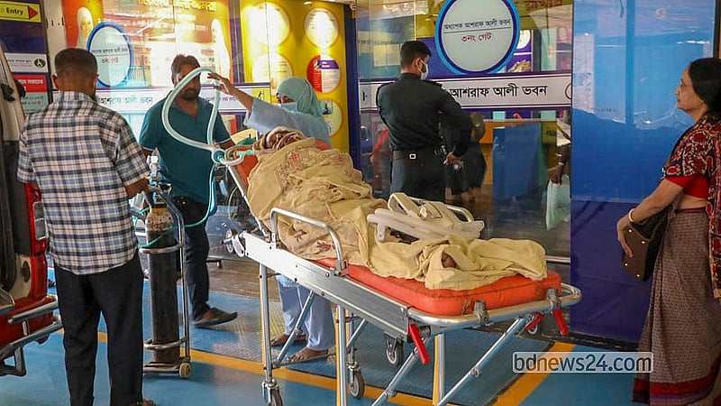 কিডনি জটিলতায় রাজধানীর মগবাজারের আদ-দ্বীন হাসপাতালের আইসিইউতে ভর্তি ছিলেন কালিপদ দত্ত। হাসপাতালটির লাইসেন্স বাতিল হওয়ার পর তাকে অন্য হাসপাতালে সরিয়ে নেন স্বজনরা