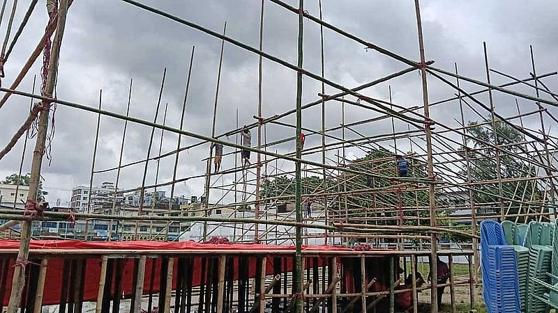 প্রধানমন্ত্রীর সফর উপলক্ষে হাটহাজারী সরকারি কলেজ মাঠে মঞ্চ নির্মাণ করা হচ্ছে।