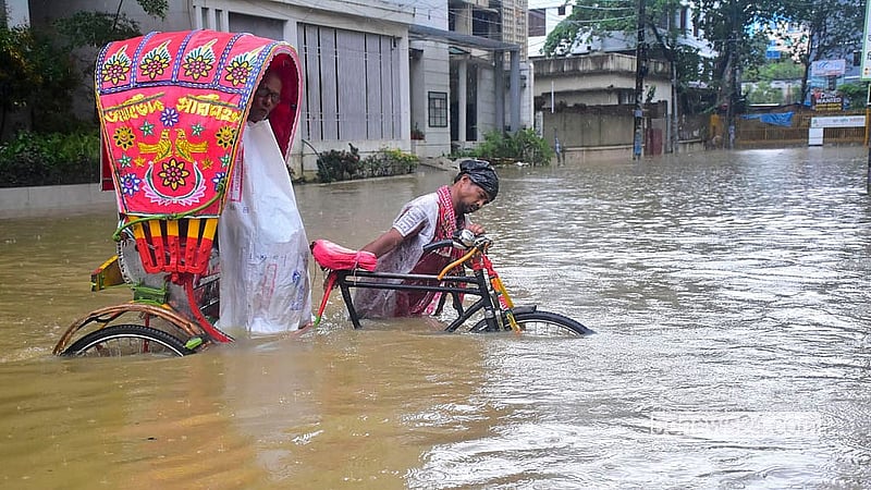 টানা বৃষ্টিতে চট্টগ্রামের কাতালগঞ্জের সড়কে কোমরপানি। এর মধ্যেই চলছে রিকশা