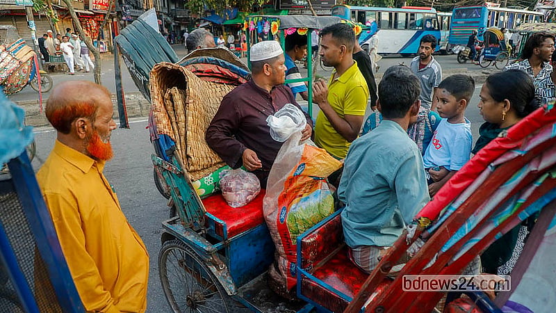 রাজধানীতে কোরবানির মাংসের অস্থায়ী বাজারের বিক্রেতারা নিম্ন আয়ের মানুষ। ঈদের দিন দুপুর পর্যন্ত বাড়ি বাড়ি ঘুরে মাংস সংগ্রহের পর বিক্রির জন্য নিয়ে আসেন নয়াবাজার এলাকায়