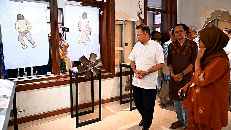 জুলাই গণঅভ্যুত্থান দিবসে বুধবার জুলাই স্মৃতি জাদুঘরের উদ্বোধন শেষে জাদুঘরের বিভিন্ন অংশ ঘুরে দেখেন প্রধানমন্ত্রী তারেক রহমান