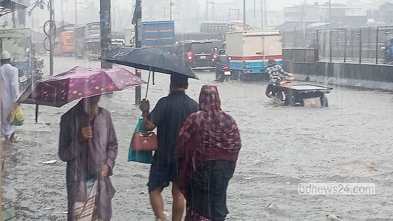 রাজধানীতে রাত থেকে টানা বৃষ্টিতে জলাবদ্ধতা দেখা দিয়েছে কুতুবখালি এলাকায়। তাতে ওই এলাকার মহাসড়কে ভোগান্তিতে পড়েছেন পথচারীরা