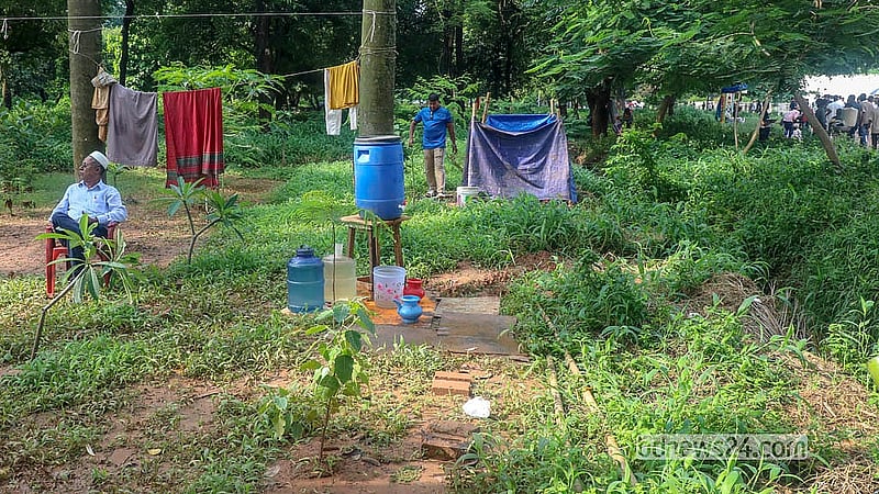 সোহরাওয়ার্দী উদ্যানে নামাজের জায়গা বানানোর পাশাপাশি সেখানে টয়লেটও বানানো হয়েছে