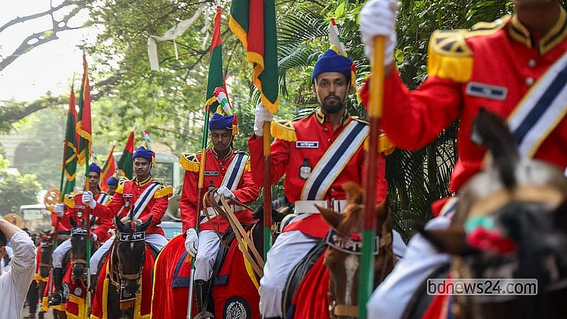 ‘হৃদয়ে ঢাকা ৪১৬’ উৎসব উদযাপনে শুক্রবারের শোভাযাত্রায় ঘোড়া নিয়ে অংশ নেন একদল আরোহী