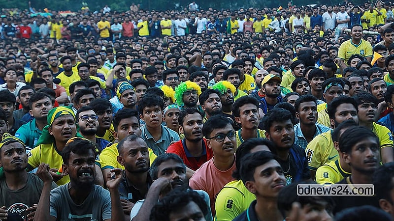 ঢাকা বিশ্ববিদ্যালয়ের মুহসীন হল মাঠে বৃহস্পতিবার ভোরে বড় পর্দায় ব্রাজিল - স্কটল্যান্ডের খেলা দেখতে আসেন হাজারো মানুষ