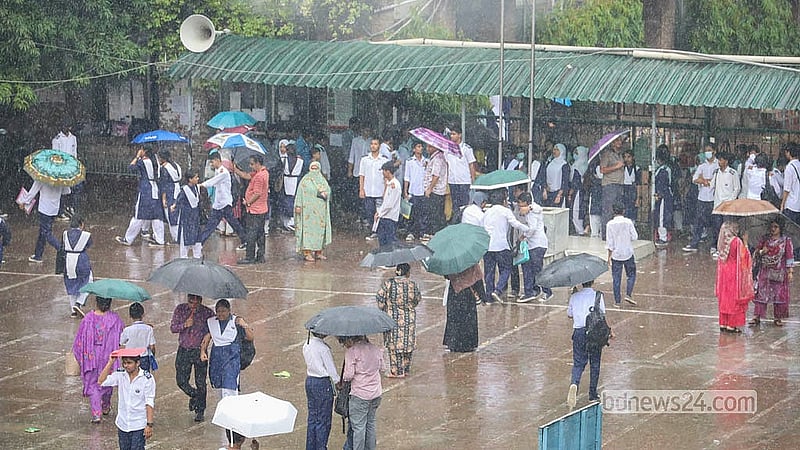 বৃষ্টির মধ্যেই বুধবার বাবা-মার সঙ্গে বাসায় ফেরেন রাজধানীর কাকরাইলের উইলস লিটল ফ্লাওয়ার স্কুল অ্যান্ড কলেজের শিক্ষার্থীরা