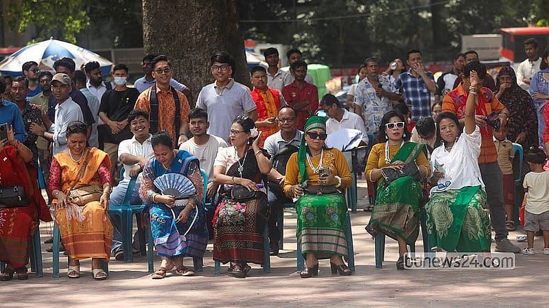 আন্তর্জাতিক আদিবাসী দিবস উপলক্ষ্যে রোববার কেন্দ্রীয় শহীদ মিনার প্রাঙ্গণে ‘বাংলাদেশ আদিবাসী ফোরামের’ অনুষ্ঠানে যোগ দেন দেশের বিভিন্ন প্রান্তের আদিবাসী তরুণ-তরুণীরা