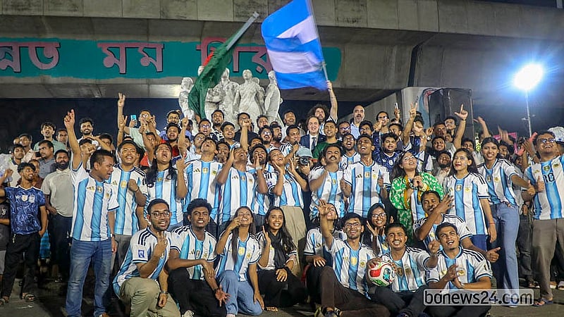 ঢাকা বিশ্ববিদ্যালয়ে আর্জেন্টাইন ফুটবলার লিওনেল মেসির জন্মবার্ষিকী উদযাপনের অনুষ্ঠানে দেশটির রাষ্ট্রদূত মার্সেলো কার্লোস সেসা