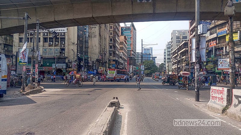 ঢাকার পল্টন মোড়ে প্রায় সবসময়ই যানবাহনের চাপ থাকে। কিন্তু সোমবার যানবাহনের কোনো চাপ ছিল না