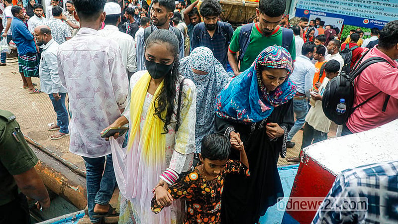 যাত্রীতে ভরে গেলেই দক্ষিণাঞ্চলের পথে ছেড়ে যাচ্ছে লঞ্চ। মঙ্গলবার সদরঘাট এলাকা থেকে তোলা
