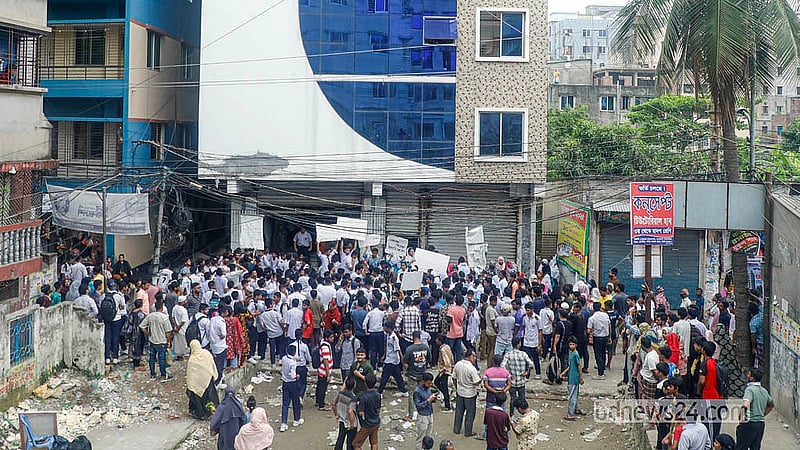 রাজধানীর দনিয়ায় ব্রাইট স্কুলের দশম শ্রেণির ছাত্রী সাবিকুন নাহার ‘আত্মহত্যা’ করায় বৃহস্পতিবার স্কুলের সামনে বিক্ষোভ করেন শিক্ষার্থীরা। স্কুল কর্তৃপক্ষের ‘চাপ ও দুর্ব্যবহারের কারণে’ ওই শিক্ষার্থী আত্মহত্যা করেন বলে অভিযোগ শিক্ষার্থীদের