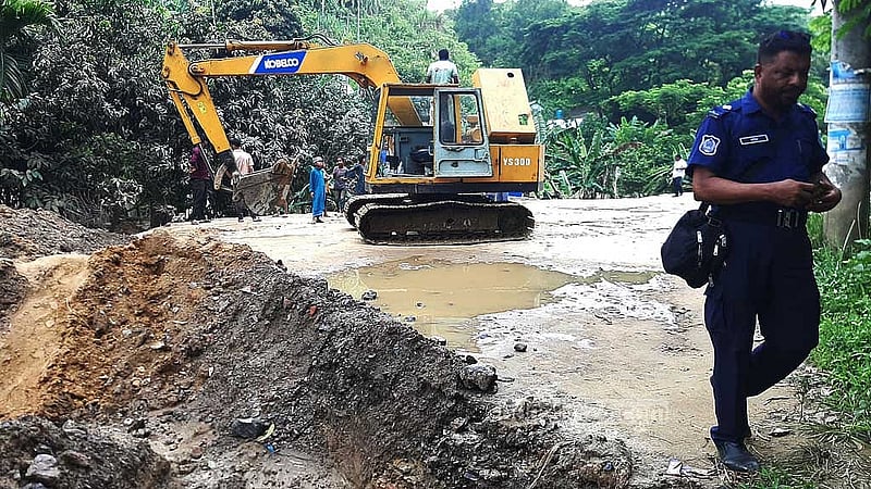 জঙ্গল ছলিমপুরের আলীনগর এলাকায় আইনশৃঙ্খলা বাহিনীর অভিযান ঠেকাতে কয়েকটি স্থানে সড়ক কেটে প্রতিবন্ধকতা তৈরি করা হয়