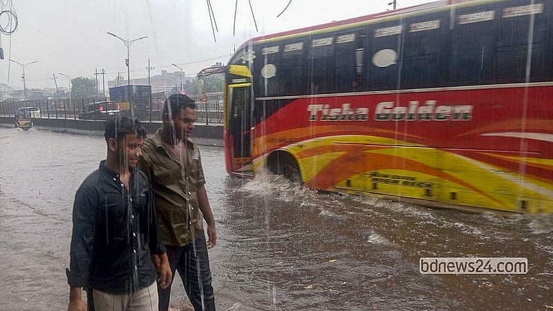 রাজধানীতে রাত থেকে টানা বৃষ্টিতে জলাবদ্ধতা দেখা দিয়েছে কুতুবখালি এলাকায়। তাতে ওই এলাকার মহাসড়কে ভোগান্তিতে পড়েছেন পথচারীরা
