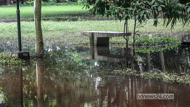 টানা কয়েকদিন বৃষ্টির কারণে রমনা লেক তলিয়ে পানি প্রবেশ করে পার্কের বিভিন্ন অংশে। এখনো কিছু কিছু জায়গায় পানি জমে আছে