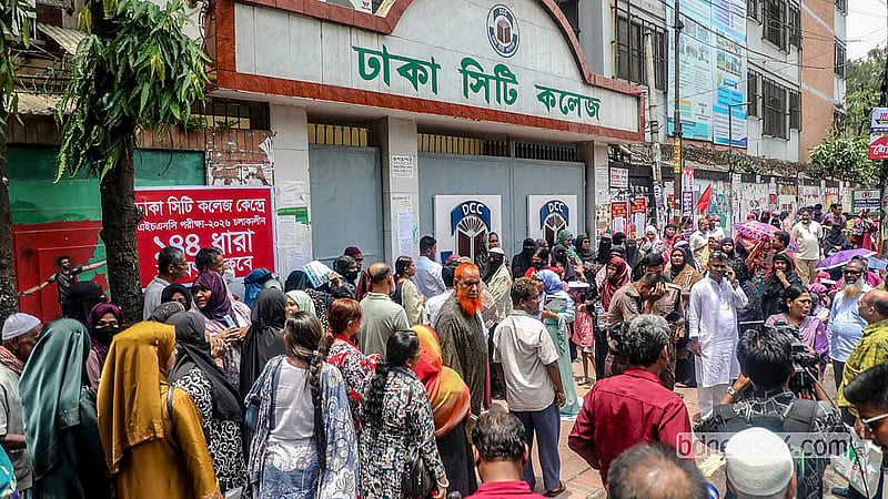 এইচএসসি পরীক্ষা ঘিরে ঢাকার ধানমন্ডি সিটি কলেজ কেন্দ্র এবং আশপাশে জনসাধারণের প্রবেশ নিষিদ্ধ করে ১৪৪ ধারা জারি করা হলেও তা মানতে দেখা যায়নি