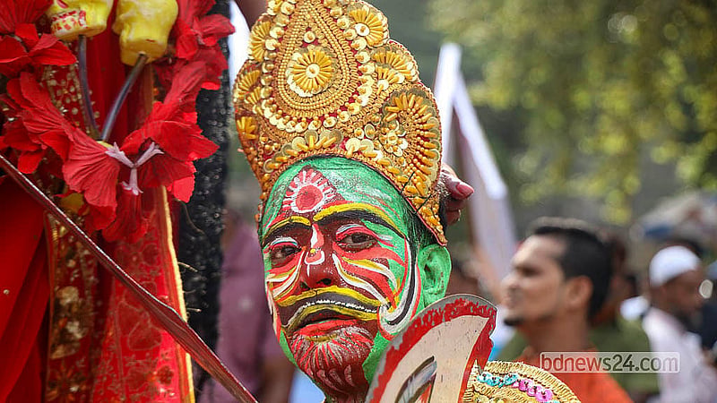 ‘হৃদয়ে ঢাকা ৪১৬’ উৎসবের শোভাযাত্রায় লোকজ সংস্কৃতি ও ঐতিহ্য তুলে ধরতে নানা সাজে আসেন সংস্কৃতি কর্মীরা