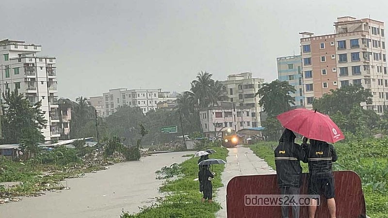 চট্টগ্রাম-কক্সবাজার রেলপথের ষোলশহর শমসের পাড়া অংশে জলমগ্ন রেললাইন। 