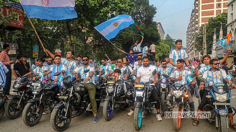 আর্জেন্টিনা ফুটবল দলকে সমর্থন জানিয়ে ঢাকায় শোভাযাত্রায় ঘোড়ার গাড়ি, মোটরসাইকেল ও পিকআপ নিয়েও অংশ নেন অনেকে