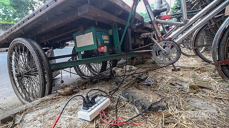 তেজগাঁও শিল্পাঞ্চল এলাকায় ফুটপাত দখল করে গড়ে ওঠা গ্যারেজে চার্জ দেওয়া হচ্ছে ব্যাটারির রিকশা ও ভ্যান