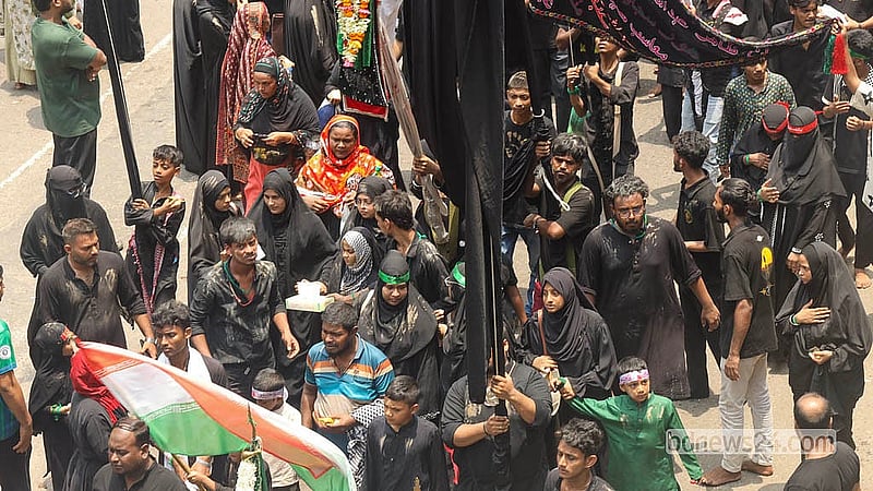 পুরান ঢাকার হোসেনী দালান থেকে বের হওয়া তাজিয়া মিছিলে অংশ নেন নারীরাও