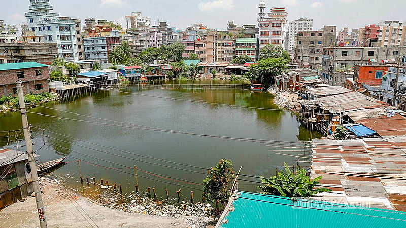দখলমুক্ত করার আগে গেন্ডারিয়ায় ডিআইটি পুকুরে চারপাশে ছিল অবৈধ স্থাপনা। ছবিটি ২০২৩ সালের ২০ মে তোলা