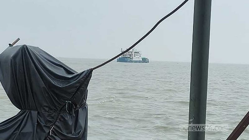 হাতিয়ার সংসদ সদস্য চেয়ারম্যান ঘাটে পৌঁছানোর সময় মাঝনদীতে থাকা ফেরি মহানন্দা।