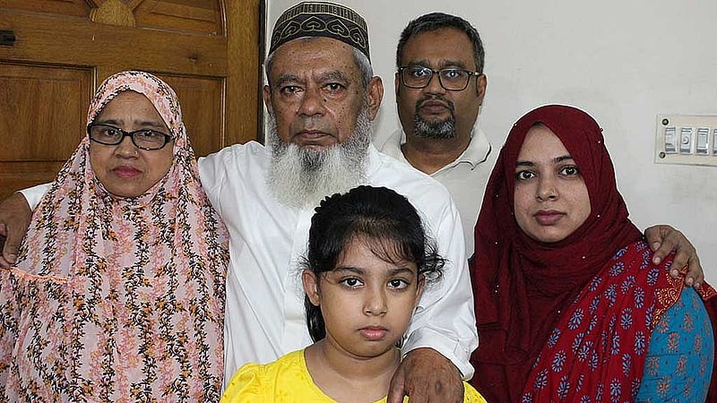 পরিবারের সদস্যদের সঙ্গে মুক্তিযোদ্ধা মোহাম্মদ গোলাম রব্বানী, ছবি: লেখক।