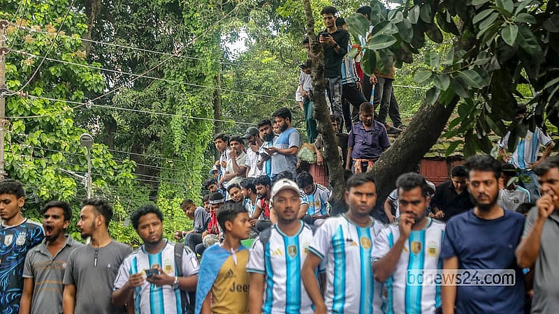 বিশ্বকাপ ফুটবলে আর্জেন্টিনার খেলা বড় পর্দায় দেখতে বুধবার সকালে ঢাকা বিশ্ববিদ্যালয়ের টিএসসি পায়রা চত্বরে ভিড় করেন হাজারো ভক্ত-সমর্থক। সেখানে জায়গা না হওয়ার অনেকে অবস্থান নেন ডাস ভবনের ছাদ, গাছের উপরে, গেইটে এবং টিএসসির সীমানা প্রাচীরের উপরে