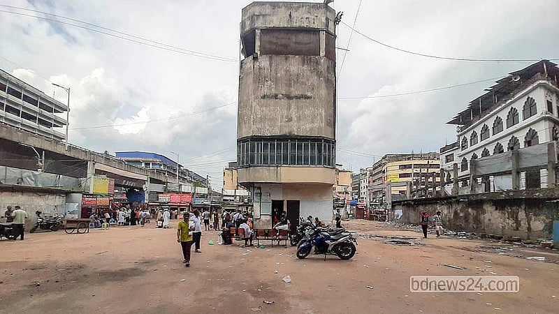 ফুলবাড়িয়ার বিআরটিসির বাস টার্মিনাল প্রাঙ্গণ এখন ফাঁকা। এই টার্মিনাল থেকে দক্ষিণাঞ্চলের কয়েকটি জেলার বাস ছাড়ত